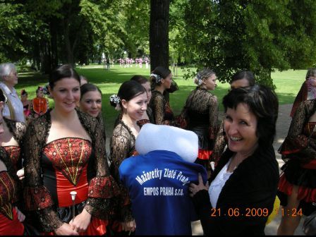 trenérka a maskot.jpg